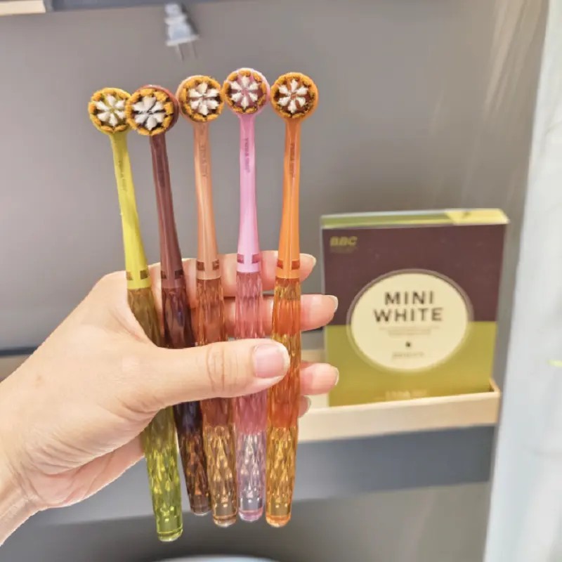 Küçük yumuşak diş fırçası